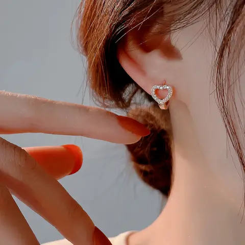 2024 트렌드: 여성을 위한 925 스털링 실버 러브 하트 스터드 귀걸이 - 우아한 럭셔리 약혼 보석 13 925 스털링 실버 하트 후프 귀걸이 기질 여성을위한 간단한 상감 지르콘 웨딩 쥬얼리 액세서리
