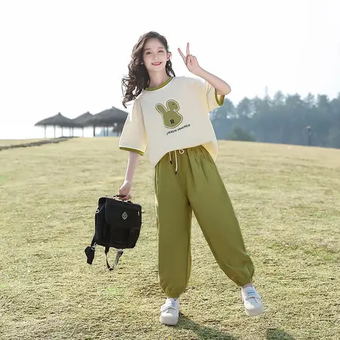 2024 한국 겨울 신상 남아용 따뜻한 양털 후드 바지 & 맨투맨 바지 세트, 어린이 외투 의류 17 여자 여름 정장 스포츠 투피스 여름 새 여자 여름 반팔 정장 아동 캐주얼웨어의 한국어 버전